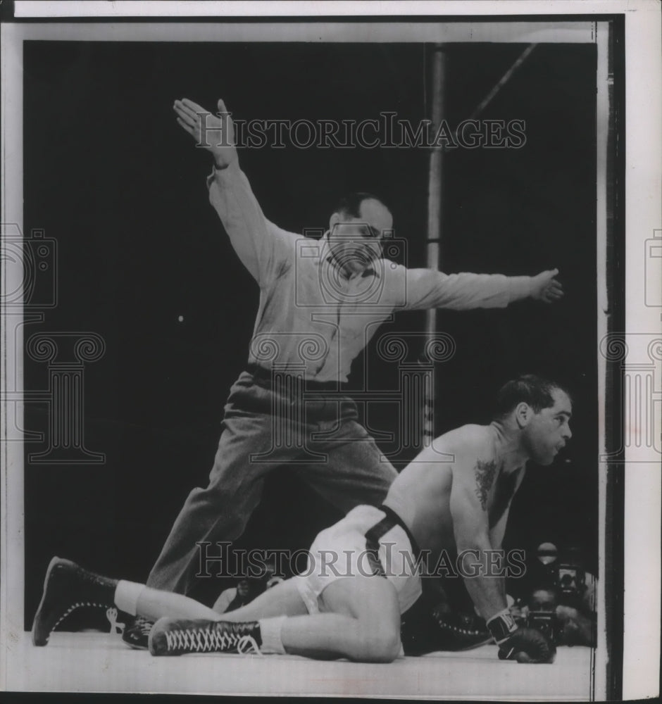 1955 Press Photo Carl (Bobo) OIson getting up from the boxing mat - sps11070- Historic Images