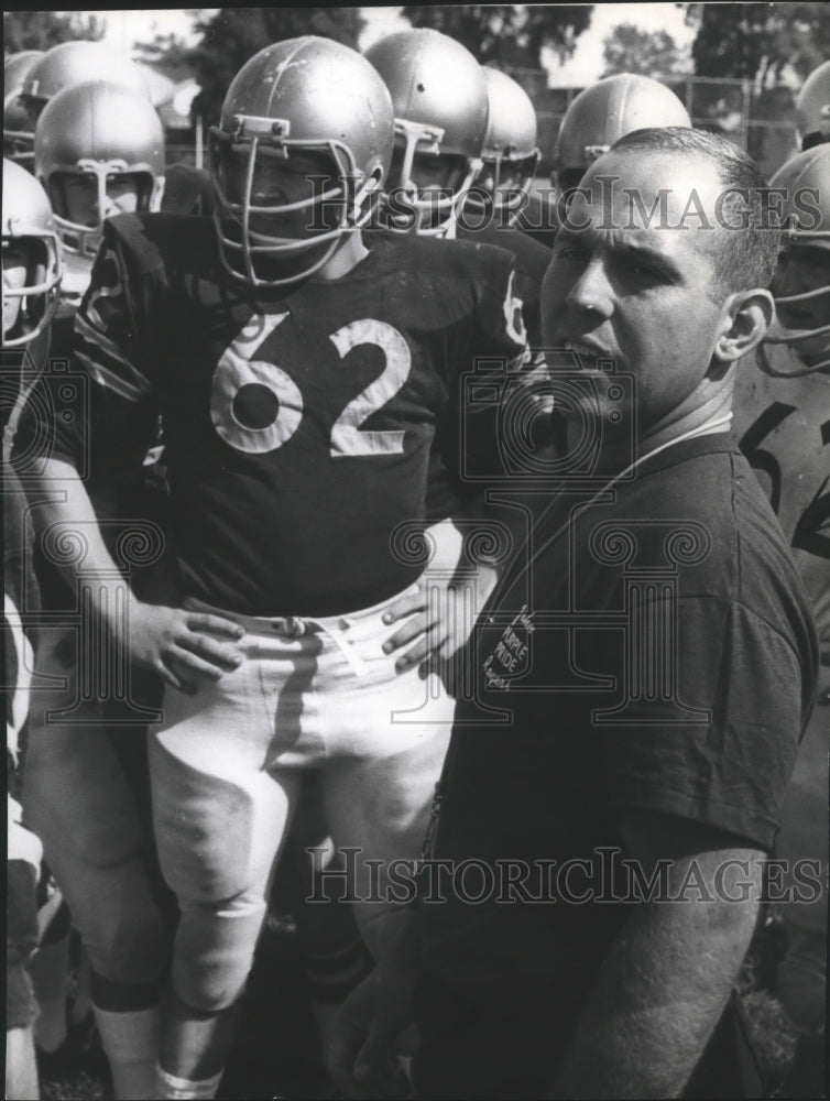 1971 Press Photo Rogers football coach, Rich Naccarato, talks to his players- Historic Images