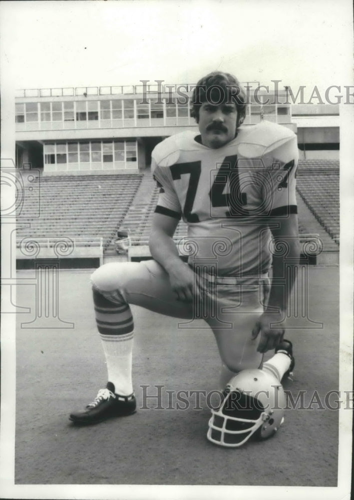 1972 Press Photo Idaho Vandals football player, Dave Crnich, poses for photo- Historic Images