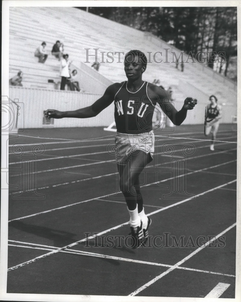 1974 Press Photo WSU Track, Kip Ngeno crosses the finish line - sps11205- Historic Images