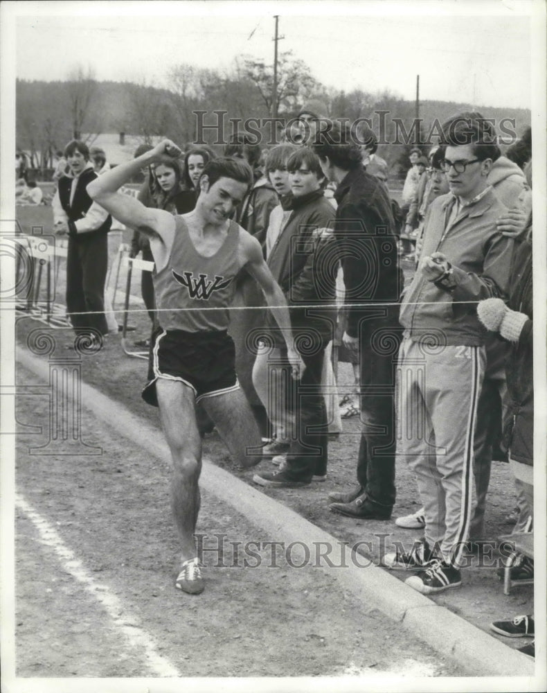 1972 Press Photo West Valley track runner, Rick Barbero, crosses finish line- Historic Images