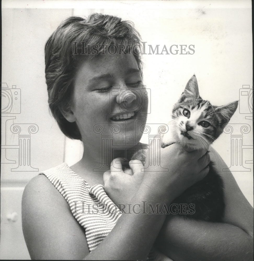 1964 Press Photo Nation Junior Girls golf champion, Peggy Conley, with her pet- Historic Images