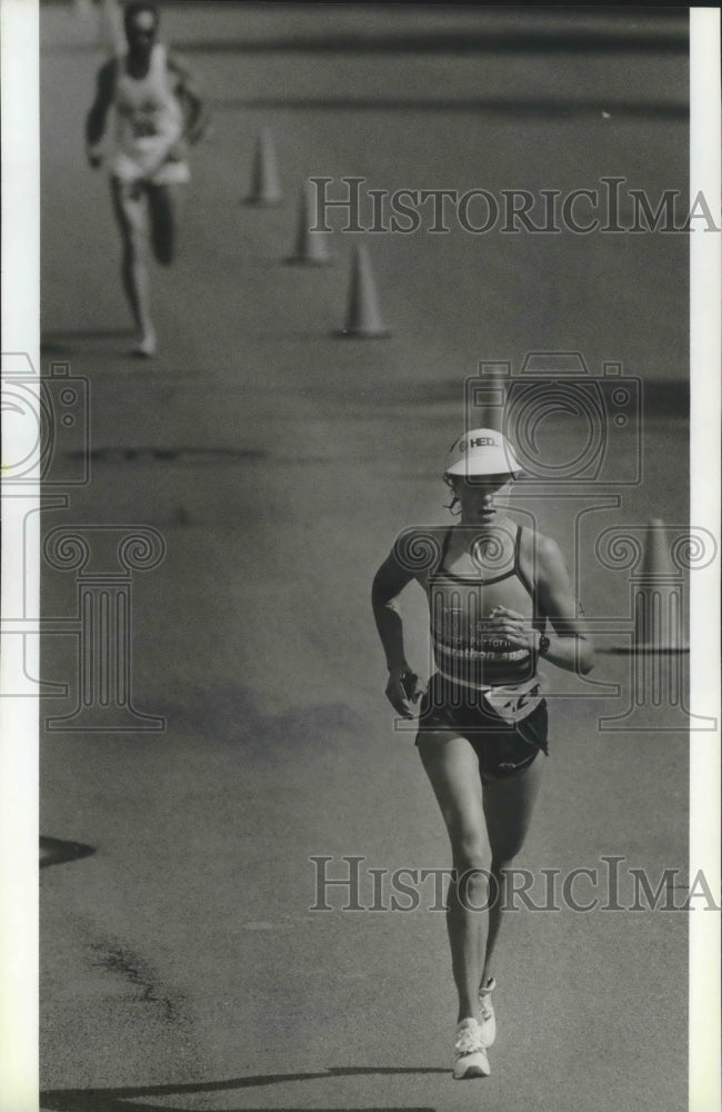 1989 Press Photo Julie Olson Crosses Triathlon Finish Line in Coeur D&#39;Alene- Historic Images