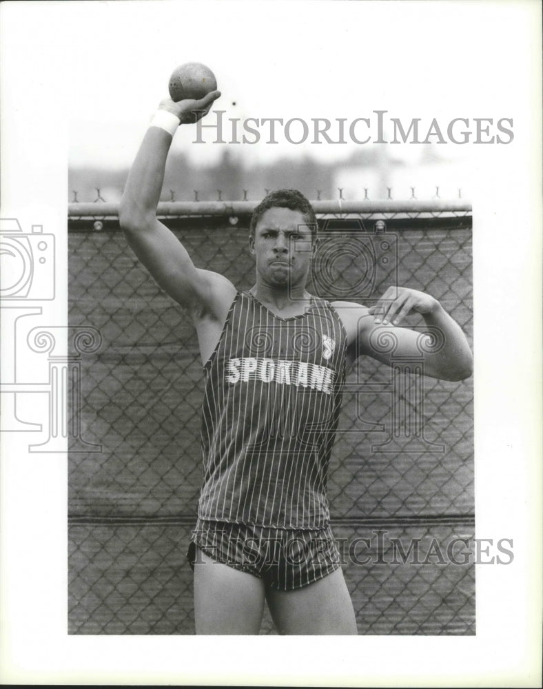 1988 Press Photo Dan OBrien, Spokane, Holds the Shot Putt Above His Head- Historic Images