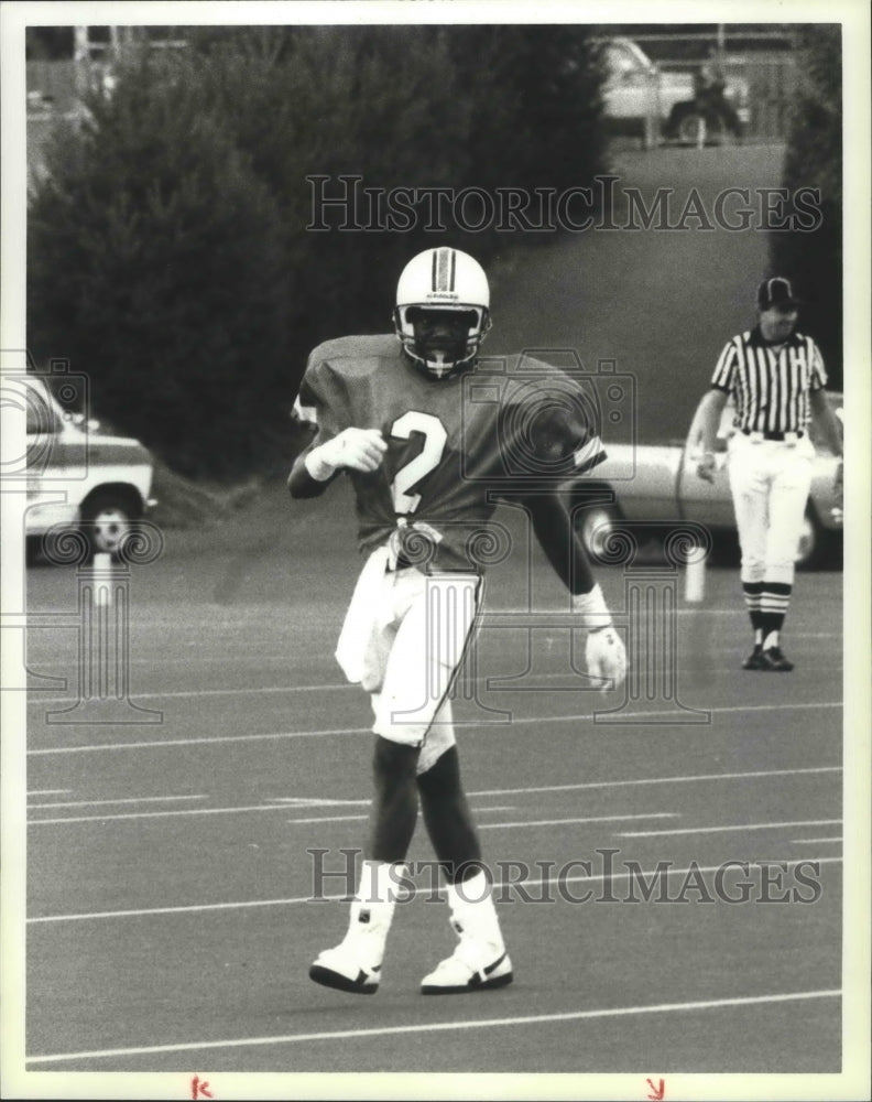 1986 Press Photo Lawrance Northington Walks on the Football Field - sps11465- Historic Images