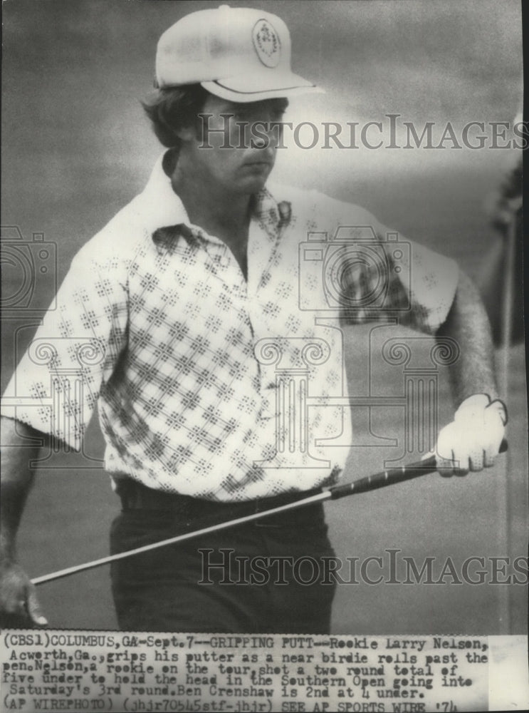 1974 Press Photo Golfer Larry Nelson Watches Putt During Tournament - sps11507- Historic Images