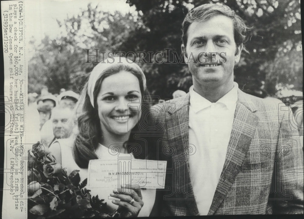 1970 Press Photo Mrs. Bobby Nichols Displays $60,000 Check With Golf Husband- Historic Images