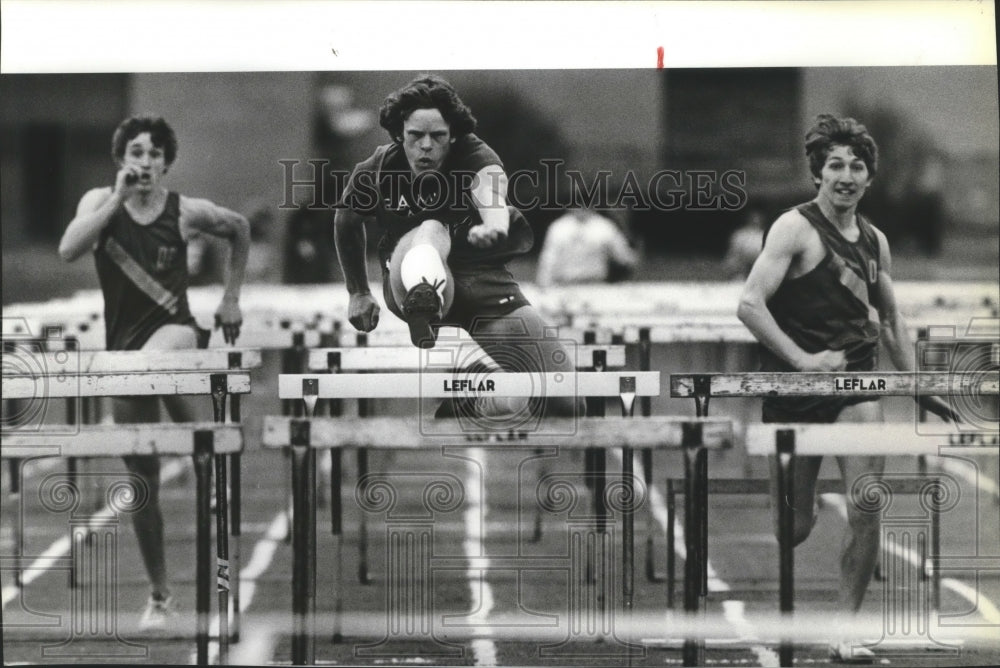 1985 Press Photo Scott Surby Leaps Over Hurdle and Takes the Lead - sps11540- Historic Images