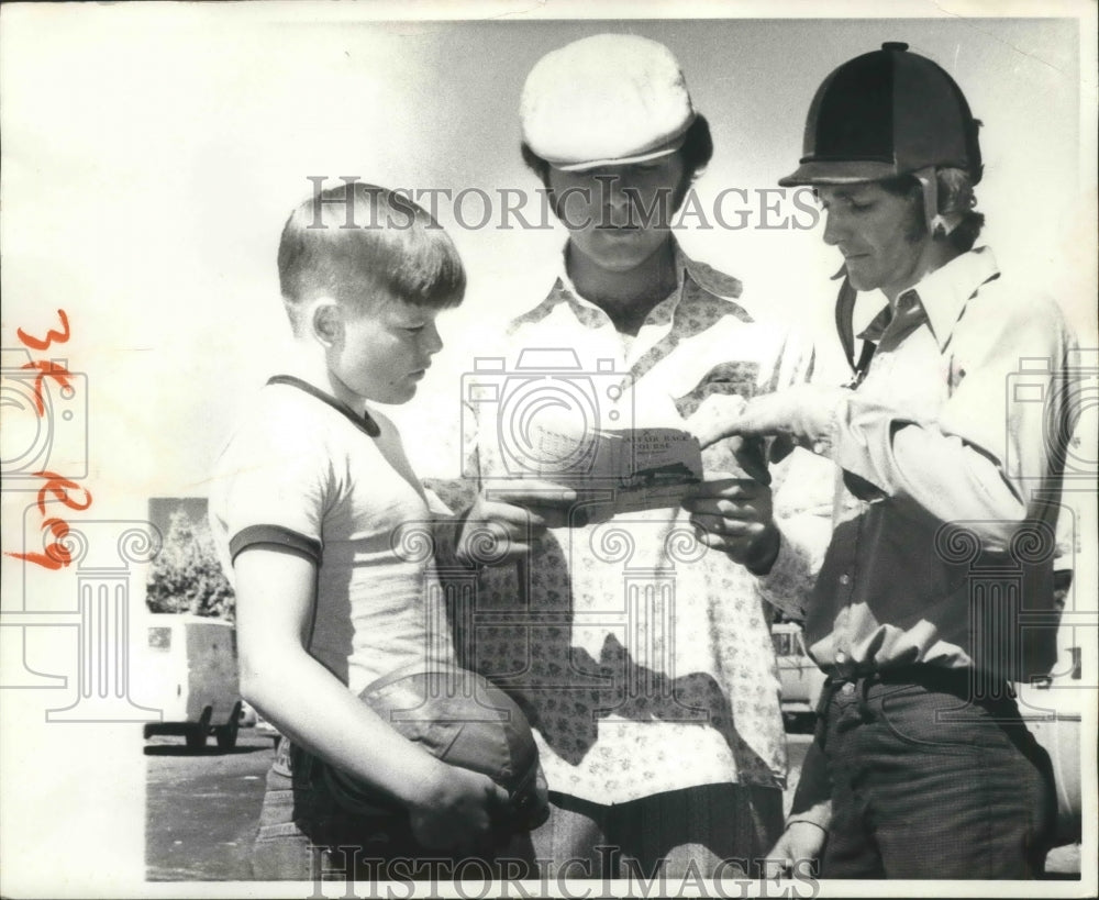 1973 Press Photo Jockeys Mike Viskon &amp; and Dale Wright with Lyle Perry Jr.- Historic Images