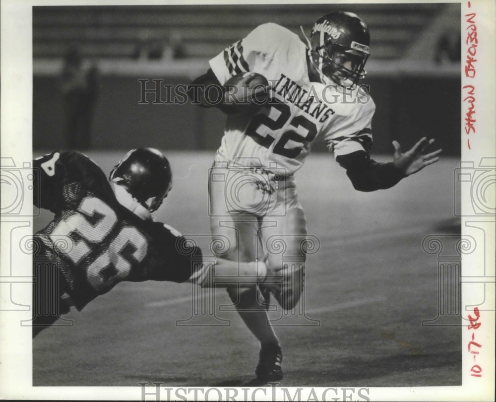 1986 Press Photo Indians Player #22 Mike Wood Handles Ball During Game- Historic Images