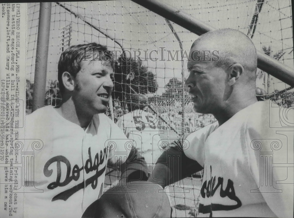 1970 Press Photo Maury Wills visits with Ted Sizemore near the batting cage- Historic Images