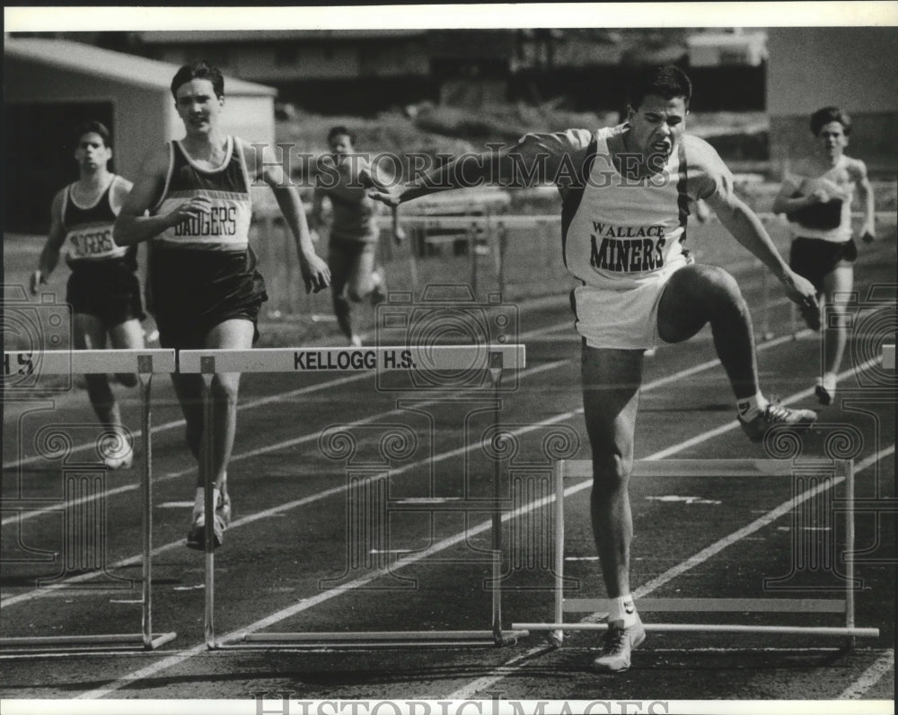 1991 Press Photo Bill Smith of Wallace hits a hurdle but still wins the 300m- Historic Images