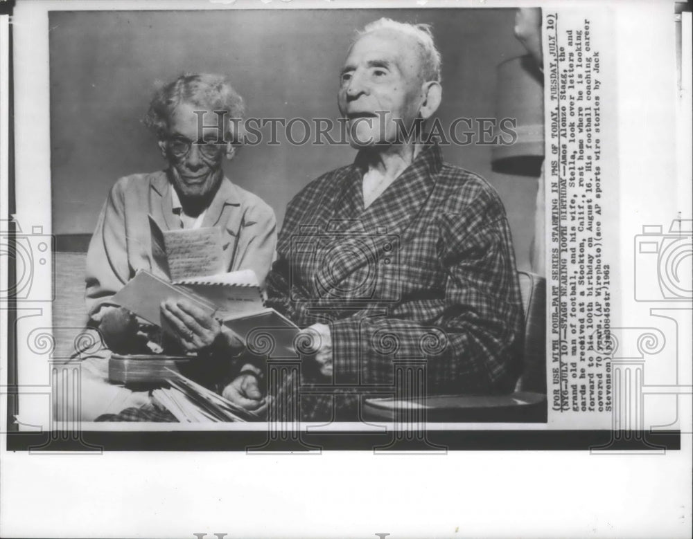 1962 Press Photo Football&#39;s Grand Old Man, Amos Alonzo Stagg with wife, Stella- Historic Images