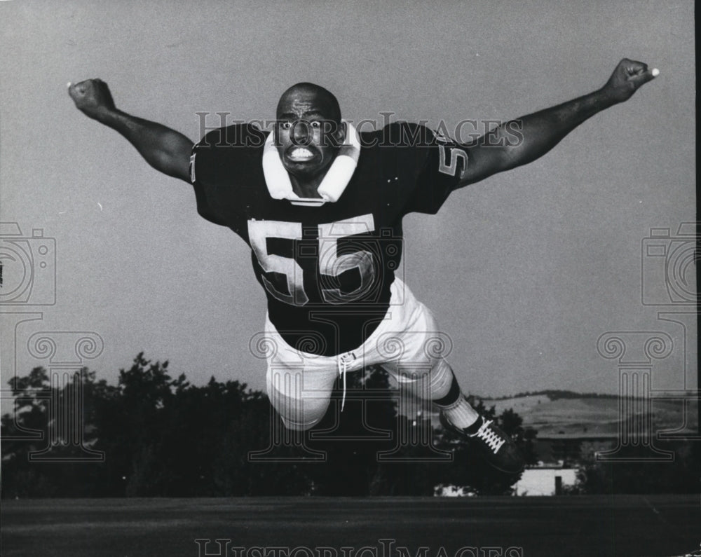 1967 Press Photo Football Joe Tasly flying through the air with serious look- Historic Images