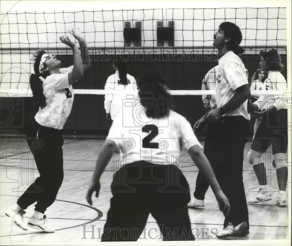 1990 Press Photo Volleyball coach Buzzy Welch with Shannon Welch - sps11865- Historic Images