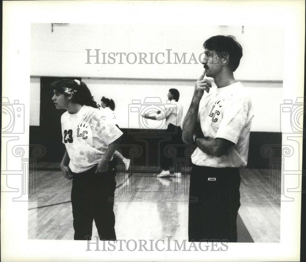 1990 Press Photo Volleyball coach Buzzy Welch and his daughter watch warm ups.- Historic Images