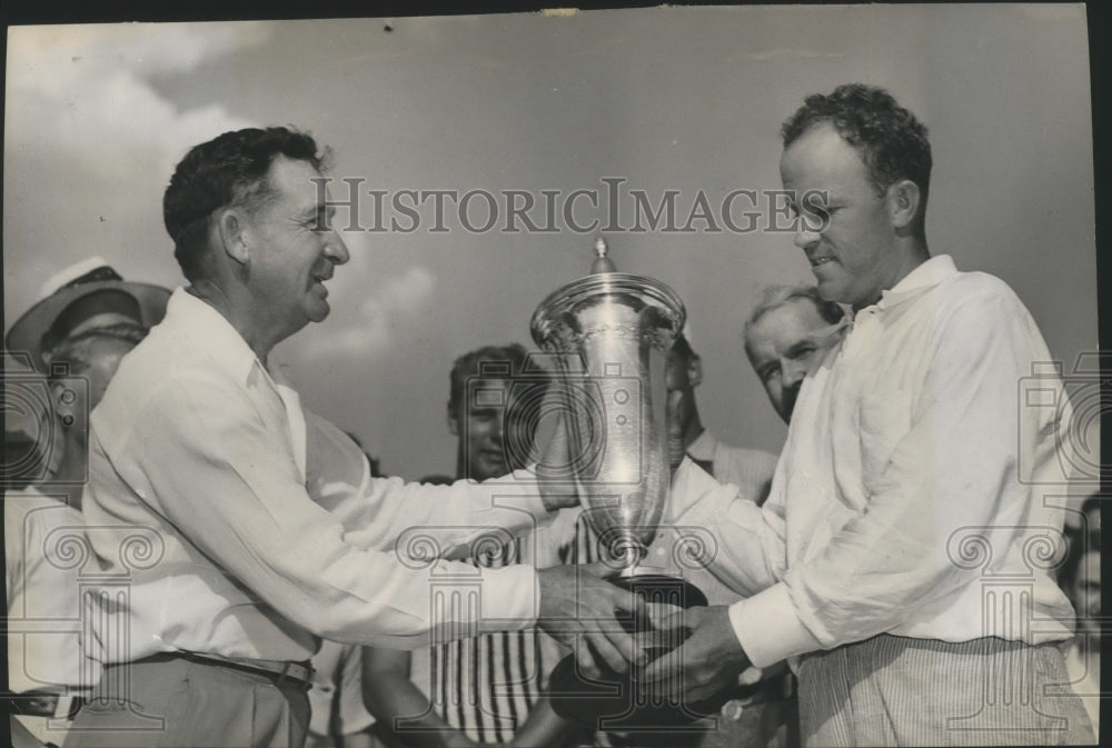 1941 Press Photo Golfer Bill Welch defeated Jack Kerns and wins trophy- Historic Images