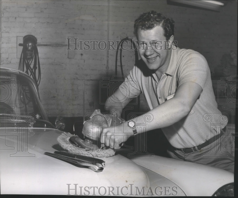 1961 Press Photo Ex-Racing Champ, Ed Sneva, buffing his car - sps11929- Historic Images