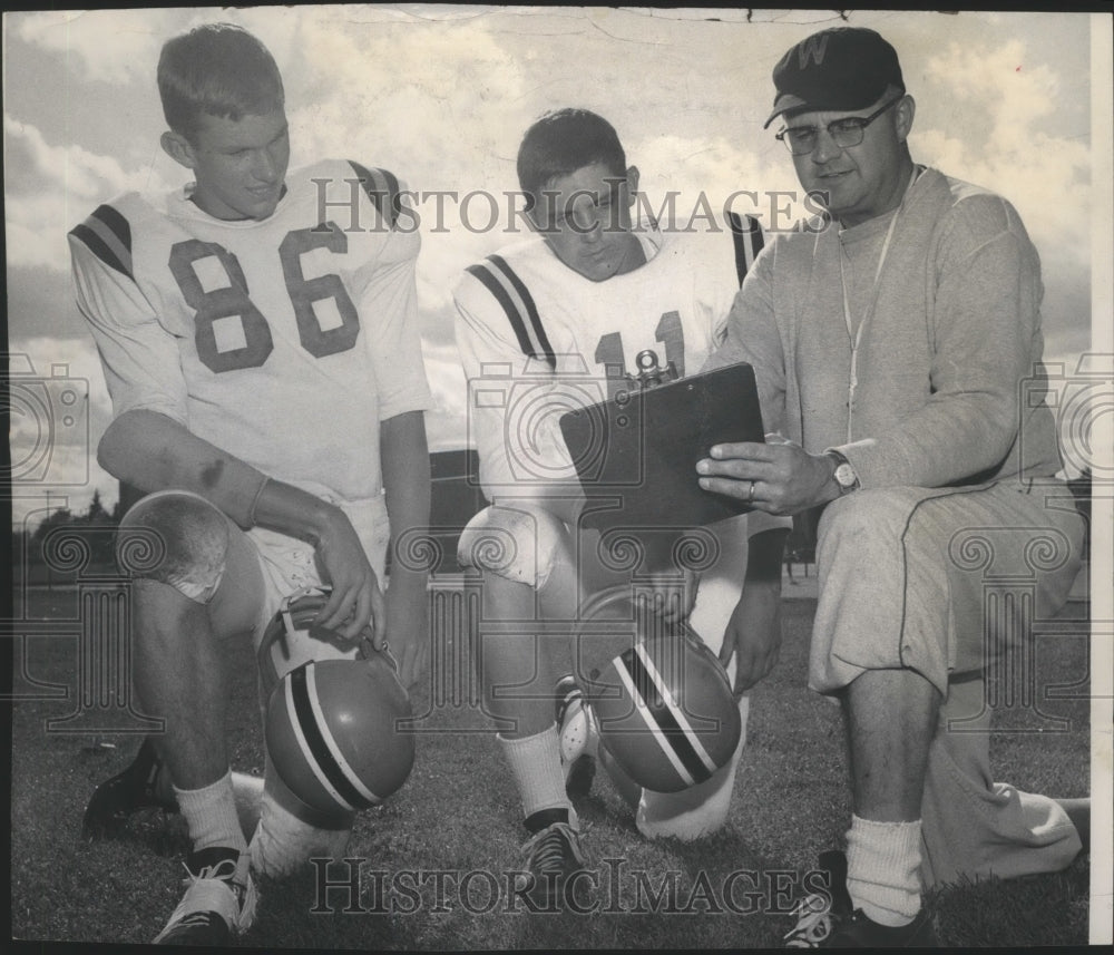 1968 Press Photo WV football coach, Rich Shulkin instructs Dave Wachter, Ed Winn- Historic Images