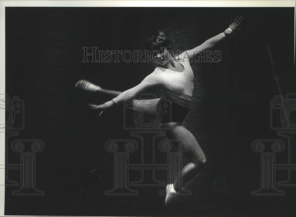 1985 Press Photo Gymnast Karen Smith leaps into the air - sps11972- Historic Images