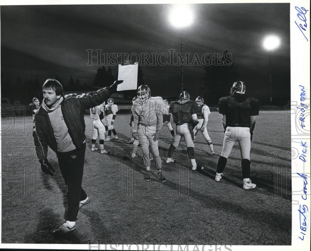 1986 Press Photo Liberty football coach, Dick Trudgeon, in front of his players- Historic Images