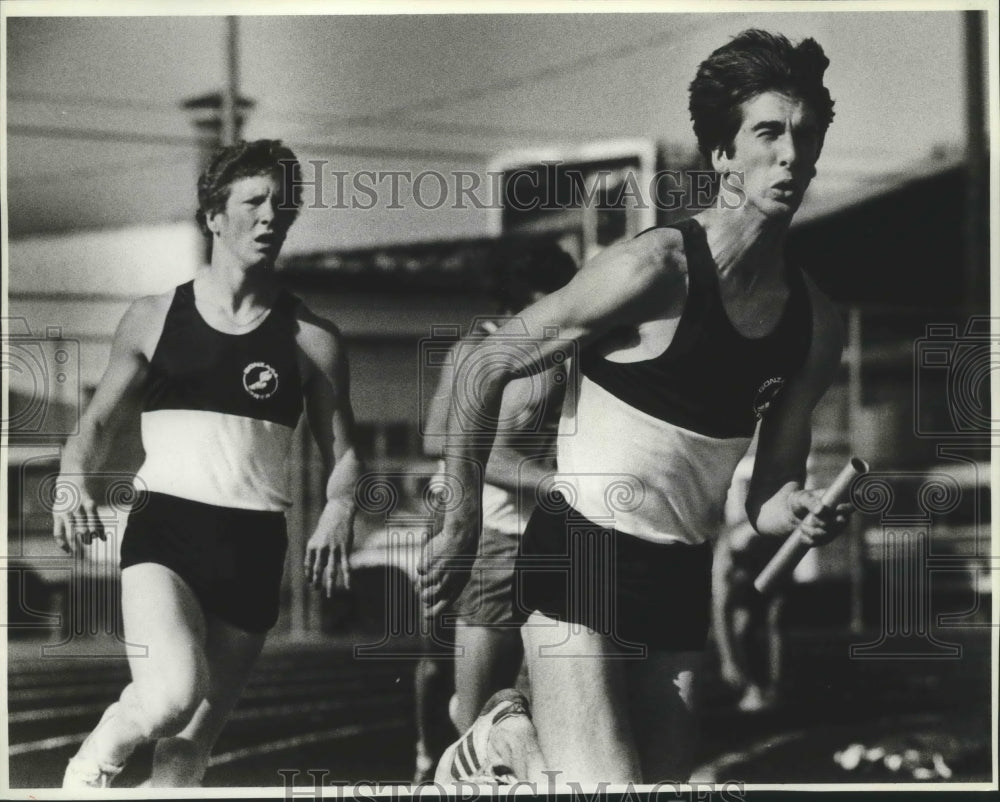 1983 Press Photo Relay track runners Bill O&#39;Neil and Rob Simpson pass baton- Historic Images