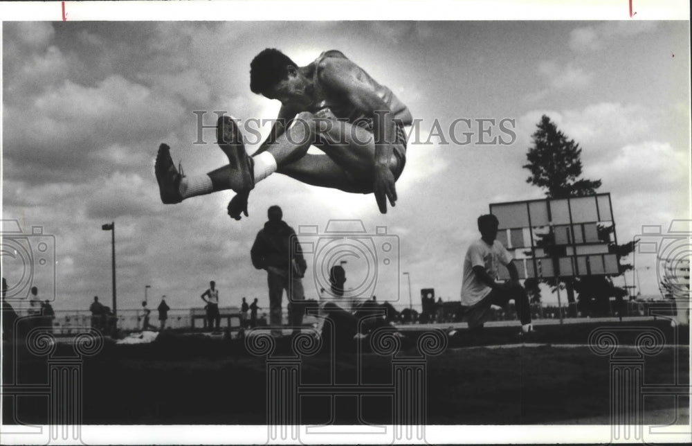 1994 Press Photo Pullman track &amp; field long jumper, Chad Schwendiman - sps12028- Historic Images