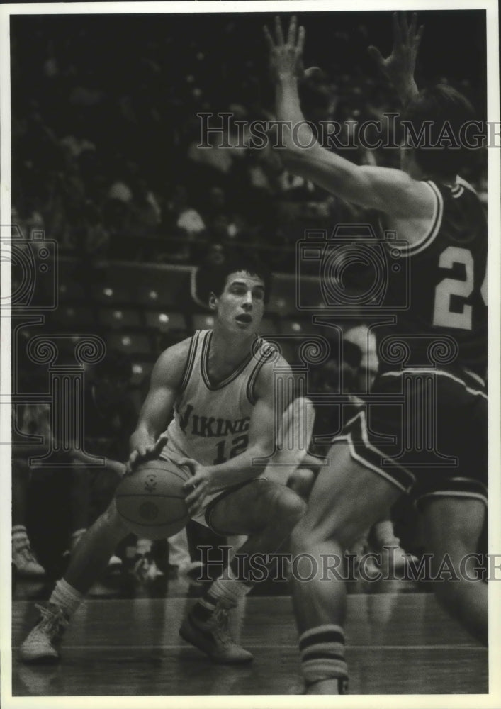 1987 Press Photo Vikings basketball player, Kyle Wombolt, in control of the ball- Historic Images