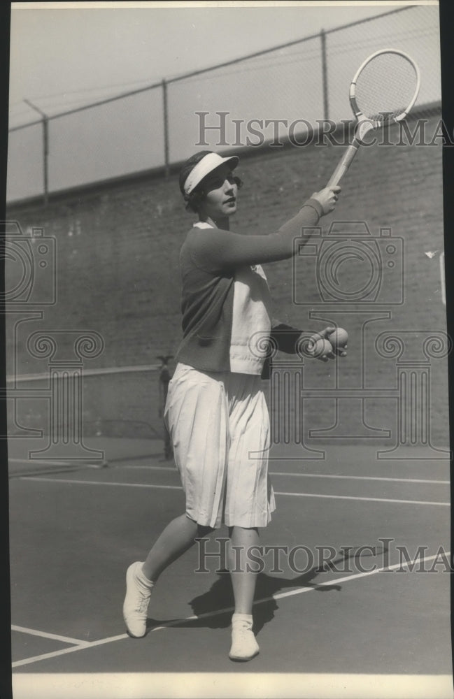 1935 Press Photo Helen Wills Moody taking a light tennis practice after injury- Historic Images