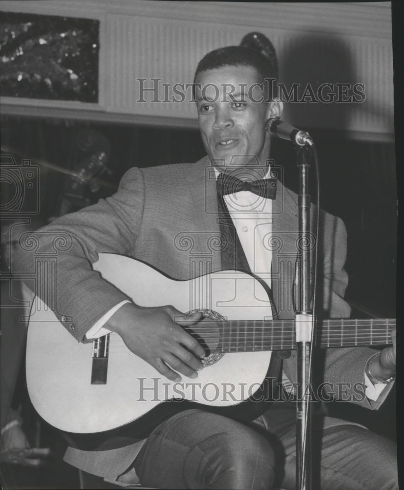 1982 Press Photo Maury Wills playing the guitar - sps12103- Historic Images