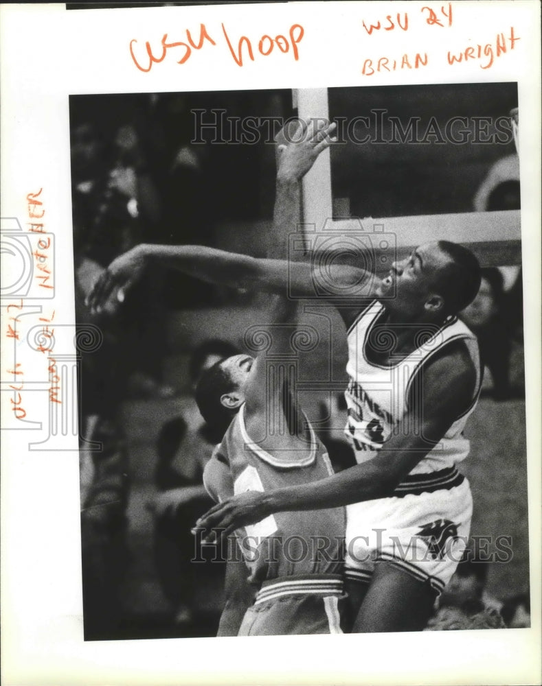 1988 Press Photo WSU basketball&#39;s Brian Wright against UCLA&#39;s Montel Hatcher- Historic Images