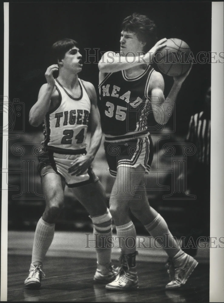 1983 Press Photo Mead High School&#39;s #35 Scott Sutherlin protecting basketball- Historic Images