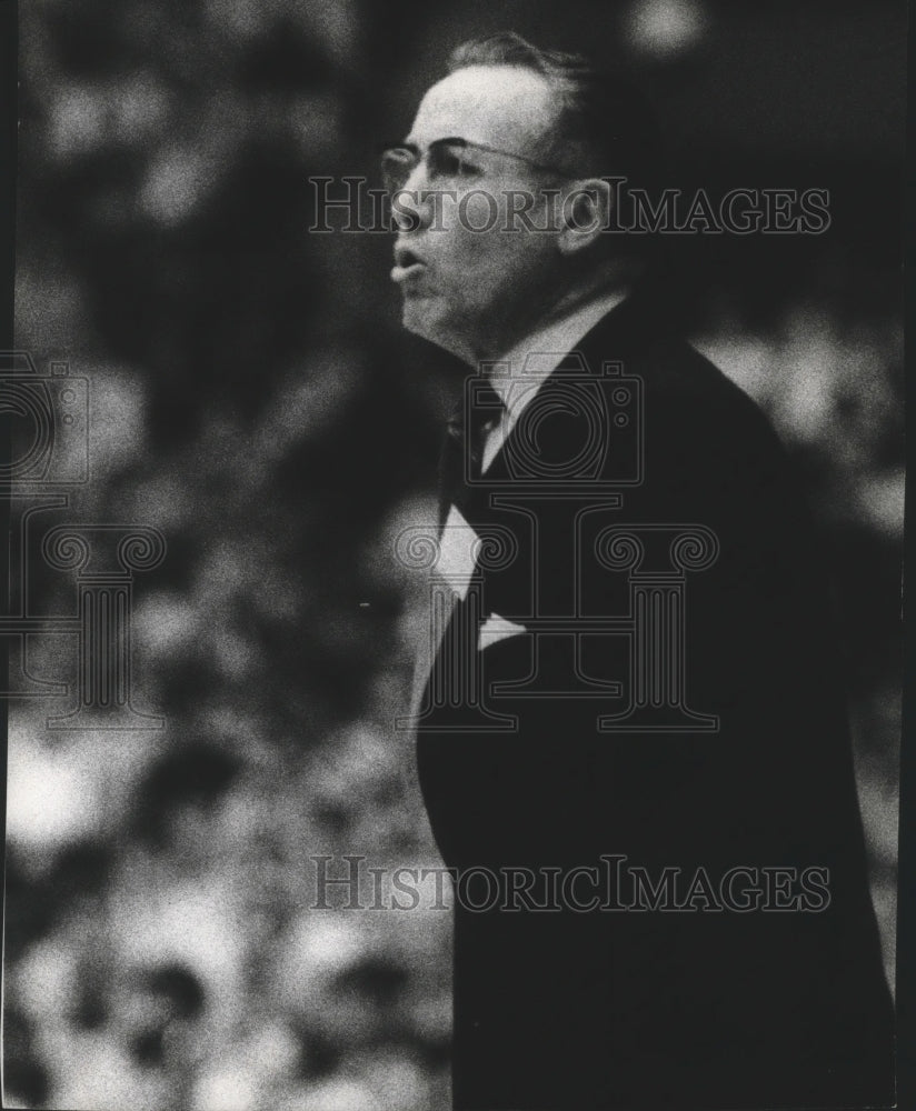 1970 Press Photo Basketball Ray Thacker Stands on the Side of the Court- Historic Images