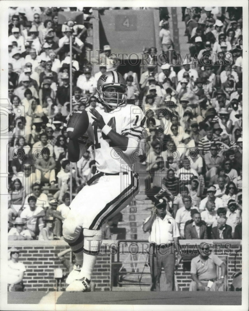 1976 Press Photo Washington State Quarterback Jack Thompson About to Pass- Historic Images