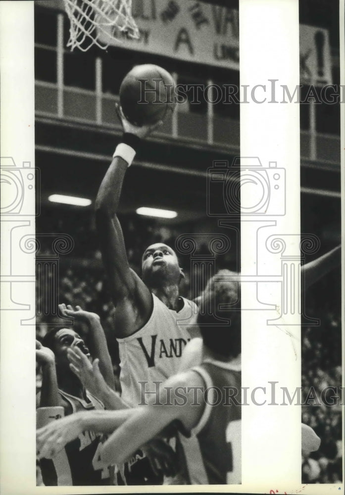 1982 Press Photo Idaho Vandal, Kelvin Smith with the basketball going to the net- Historic Images