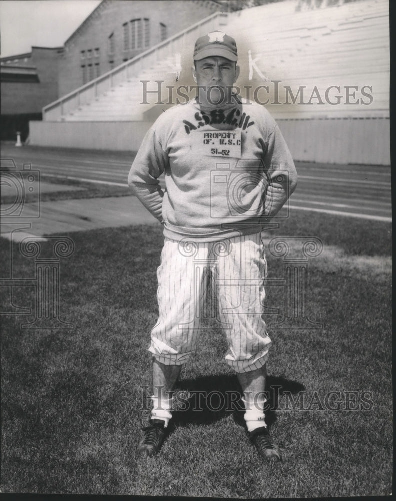 1955 Press Photo Don Stavely, assistant football coach out on the field- Historic Images