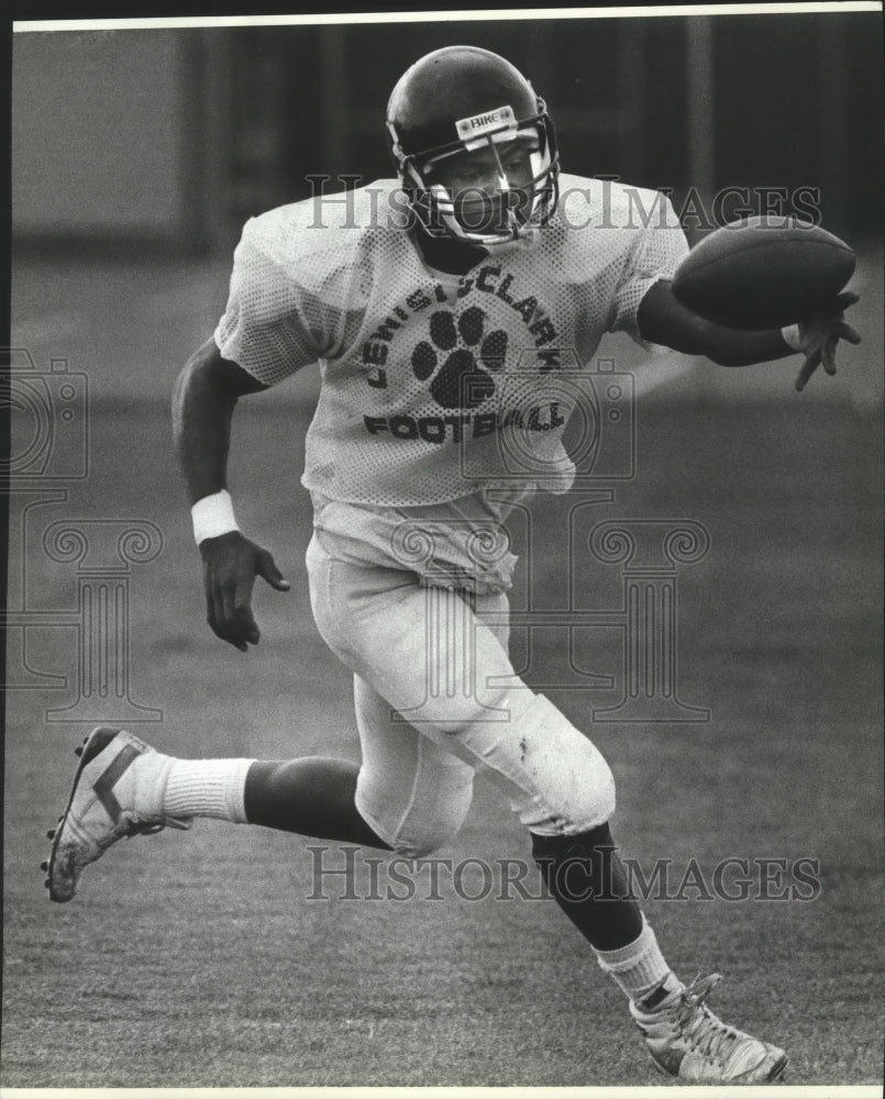 Press Photo Eric Thomas, Lewis &amp; Clark football player, catches ball on the run- Historic Images