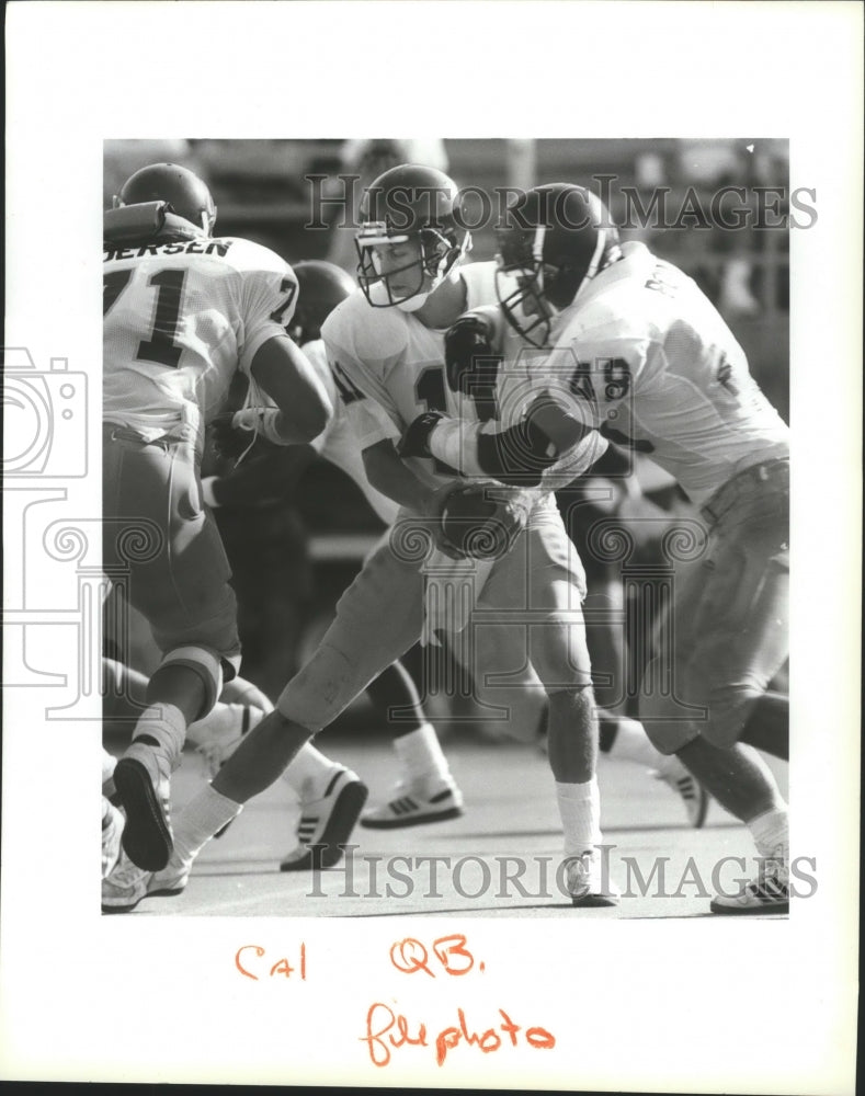 1989 Press Photo Troy Taylor, California football quarterback, handing-off ball- Historic Images