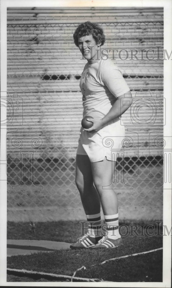 1977 Press Photo Mike Shill, East Valley High track and field, ready to put shot- Historic Images