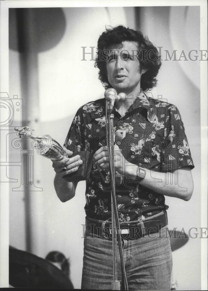 1984 Press Photo Frank Shorter,elite distance runner,holds award while speaking- Historic Images