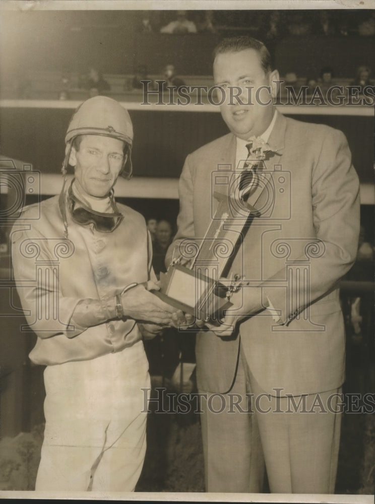 1985 Press Photo Jockey Gilbert (Bud) Simonis wins third Playfair Race Course- Historic Images