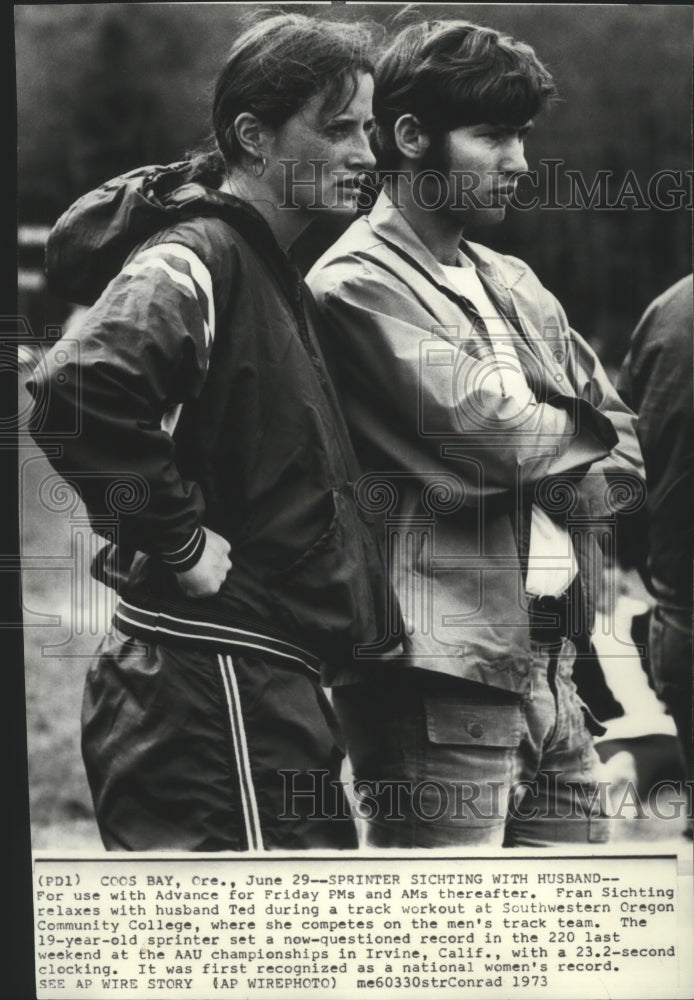 1973 Press Photo Track star Fran Sichting relaxes with husband Ted at a workout- Historic Images