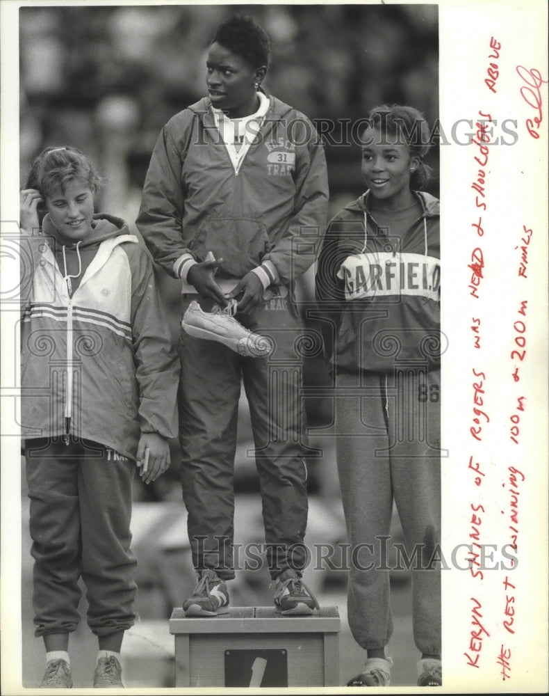 1987 Press Photo Rogers track runner, Karen Shines, towers over other runners- Historic Images