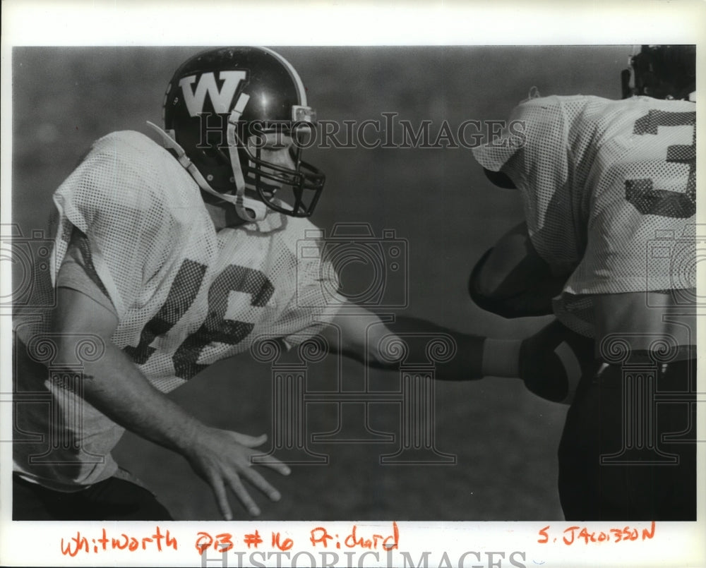 1988 Press Photo Mike Pritchard, football player for Whitworth, hands off ball- Historic Images