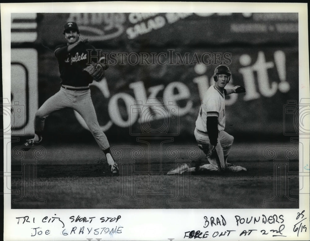 1984 Press Photo Joe Graystone, Tri-City baseball player, gets Brad Pounders out- Historic Images