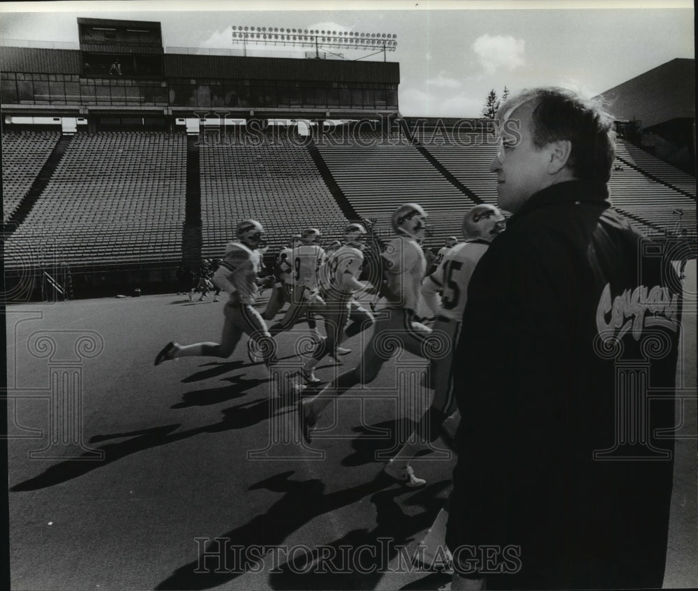 1989 Press Photo Mike Price, football at Washington State, watches team- Historic Images