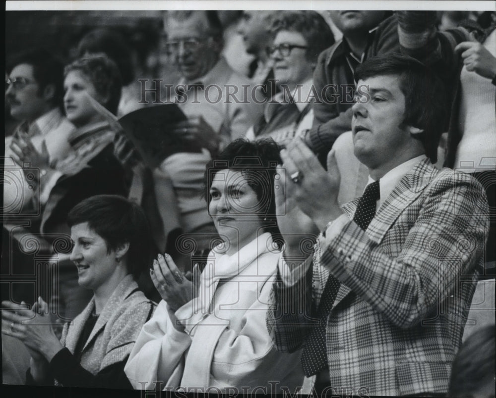 1977 Press Photo Washington State football coach Warren Powers and wife applauds- Historic Images