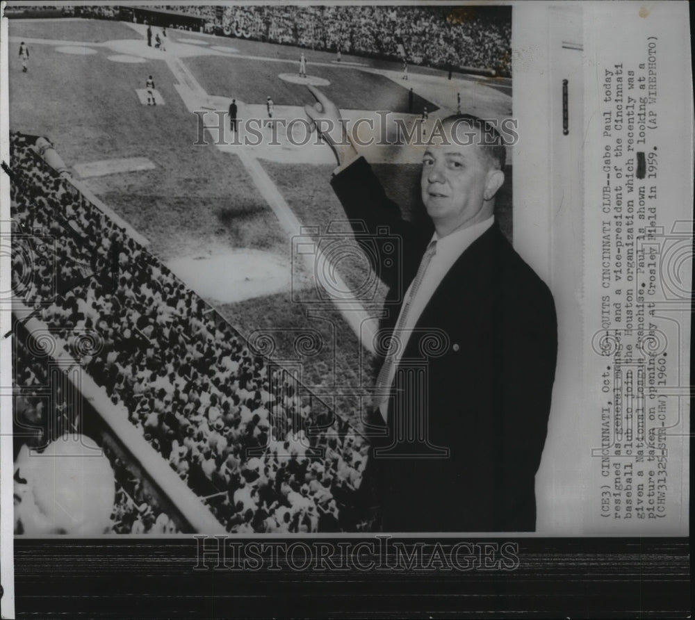 1960 Press Photo Gabe Paul, manager of Reds, pointing to photo of Crosley Field- Historic Images