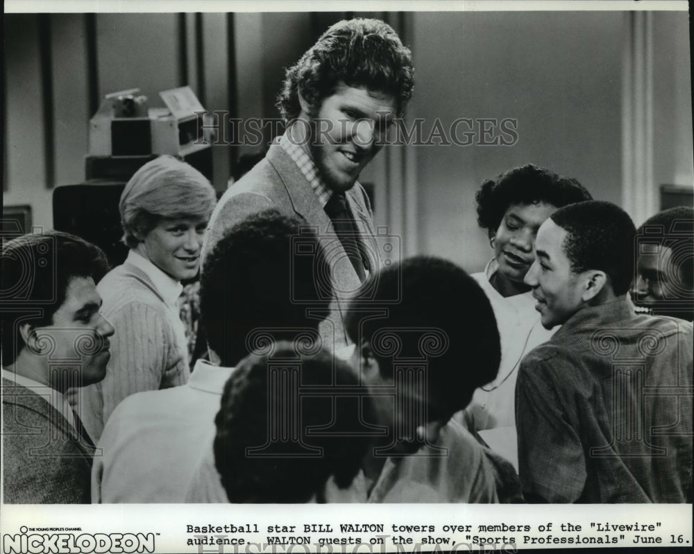 Press Photo Basketball star Bill Walton and audience of &quot;Livewire&quot; TV show.- Historic Images