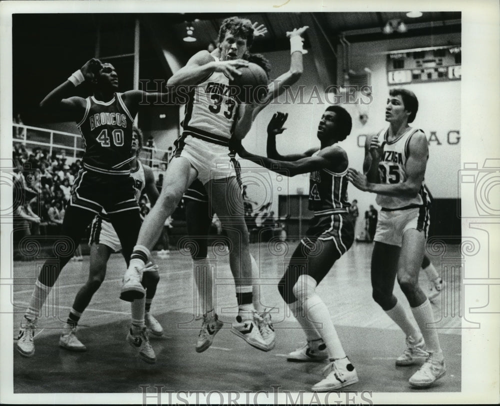 1982 Press Photo Jason Van Nort of Gonzaga grabbing the rebound, Basketball- Historic Images